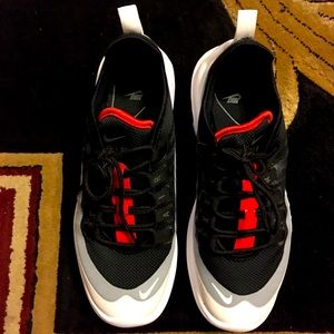 NIKE AIR MAX AXIS